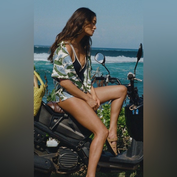 Birds of Paradis by Trovata Linen Nico Shirt and Lucy Shorts - Picture 3 of 15